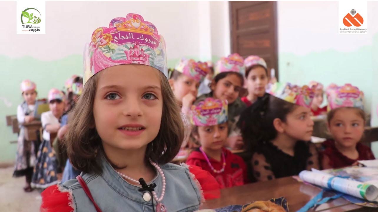 "الرحمة العالمية" خرّجت 800 طالبة سورية في مدرستها النموذجية بريف إدلب